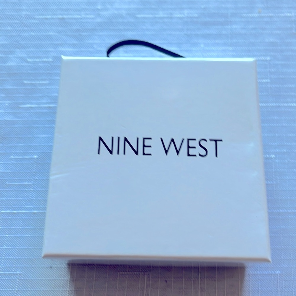 NEW NINE WEST BRACELET AND EARRING SET TRI-TONE - Picture 4 of 5
